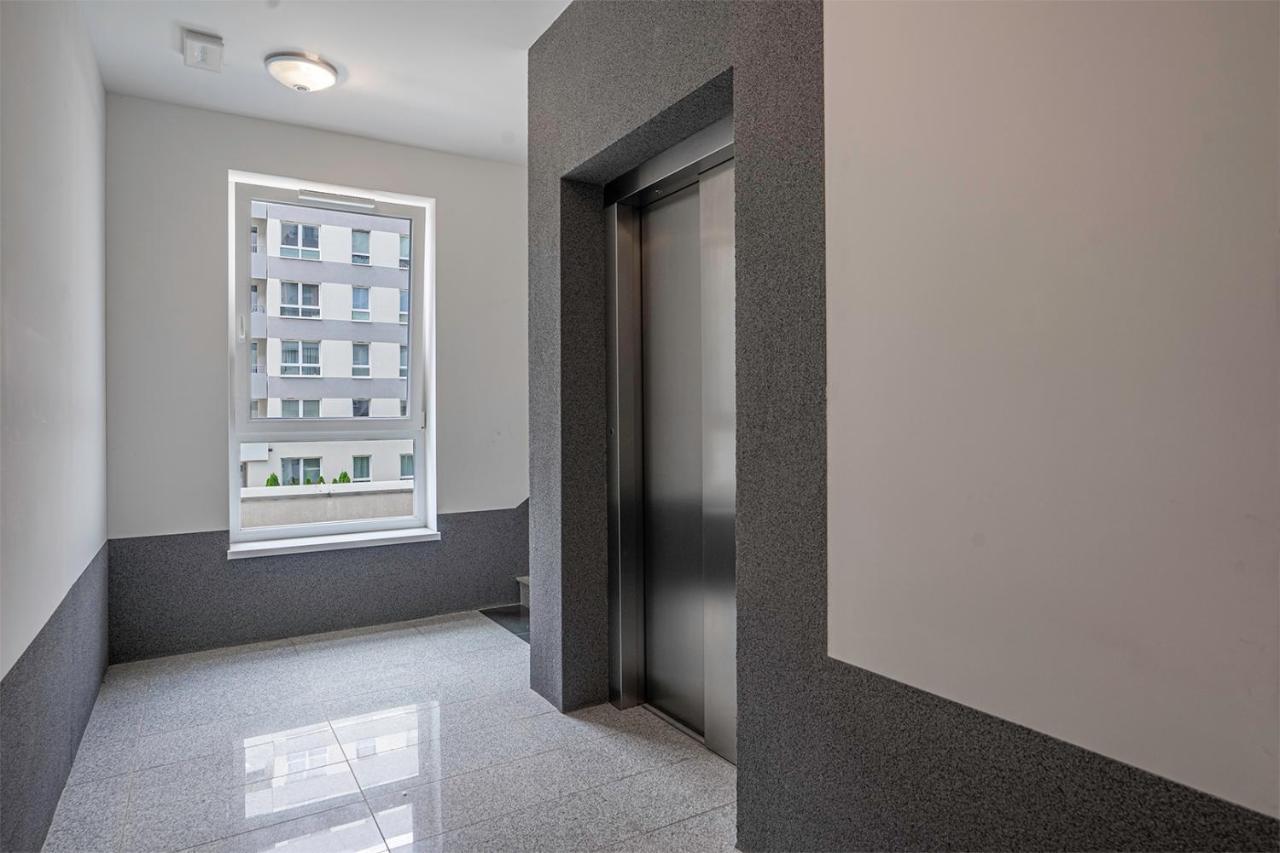 ורשה Lotnisko Chopina Modern Apartment מראה חיצוני תמונה